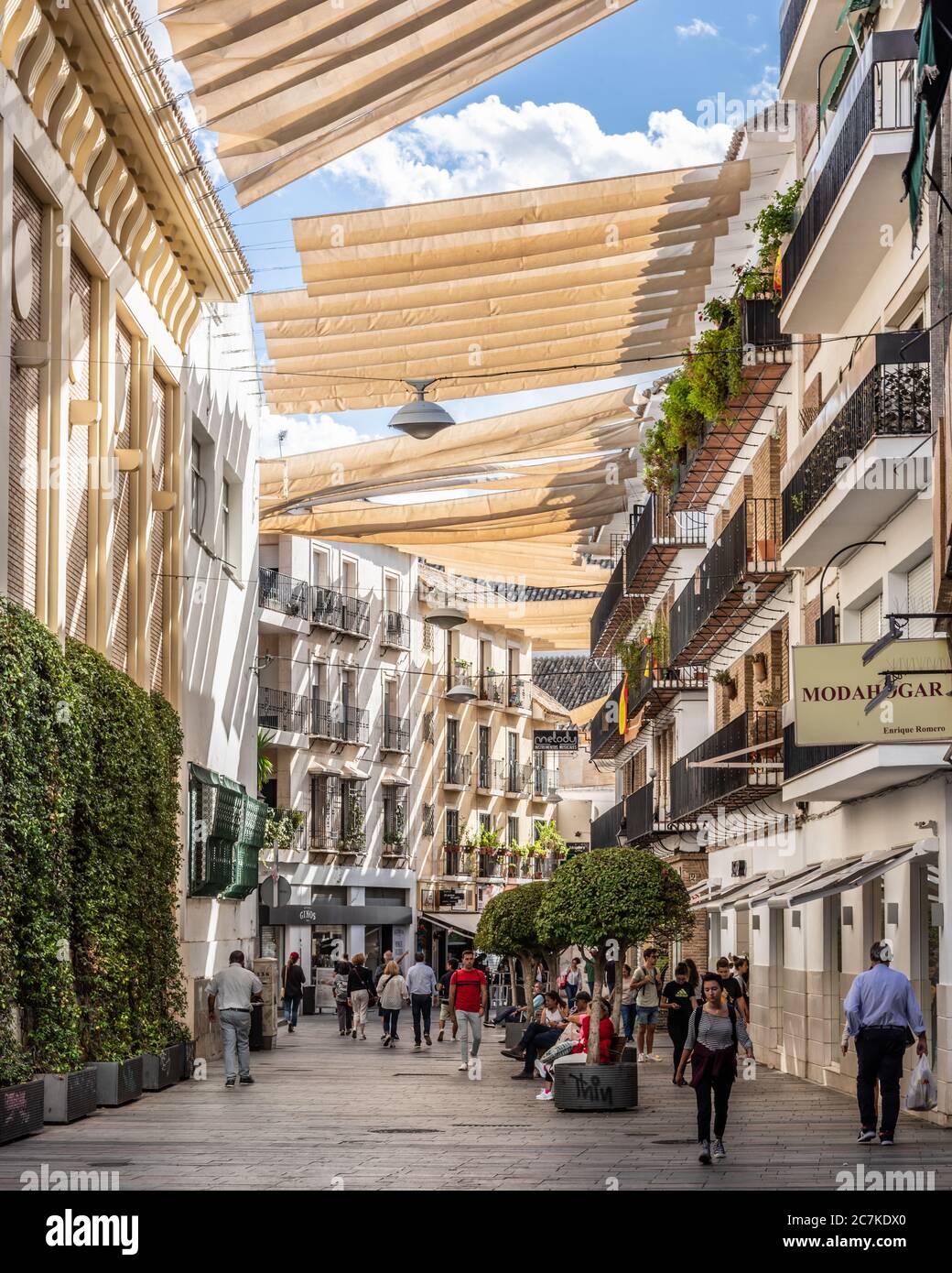 Le ombrelloni su Calle de Angel de Saavedra proteggono i turisti e la gente del posto dal sole di metà pomeriggio di Cordoba. Foto Stock