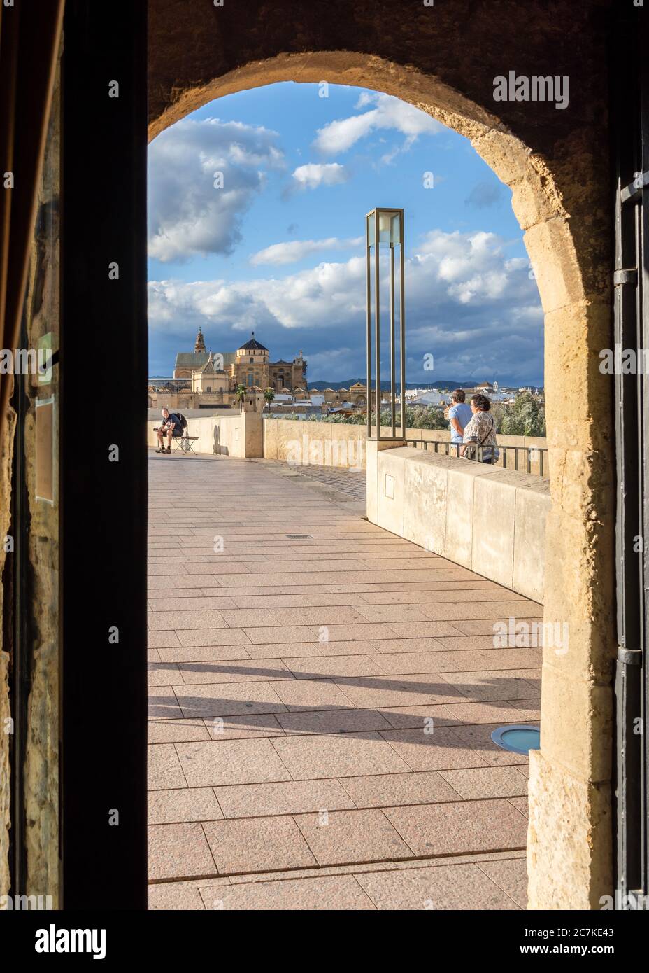 Moschea-Cattedrale di Cordova e Puente Romano attraverso la porta ad arco della Torre de la Calahorra Foto Stock