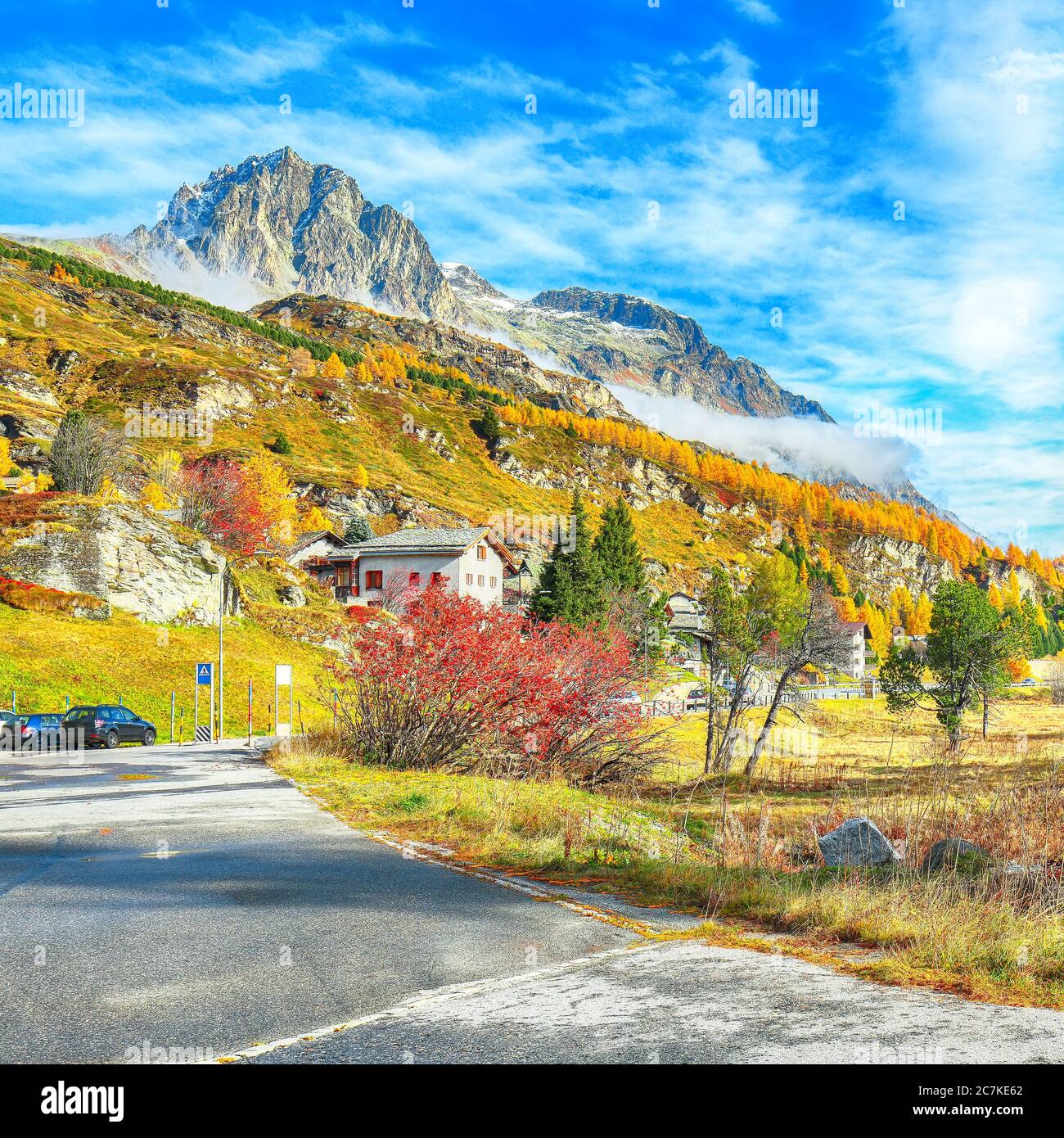 Scena d'autunno impressionante vicino Maloja villaggio che domina il monte Piz Materdell . Colorata scena autunnale delle Alpi svizzere. Località: Maloya, Engadina, Gr Foto Stock