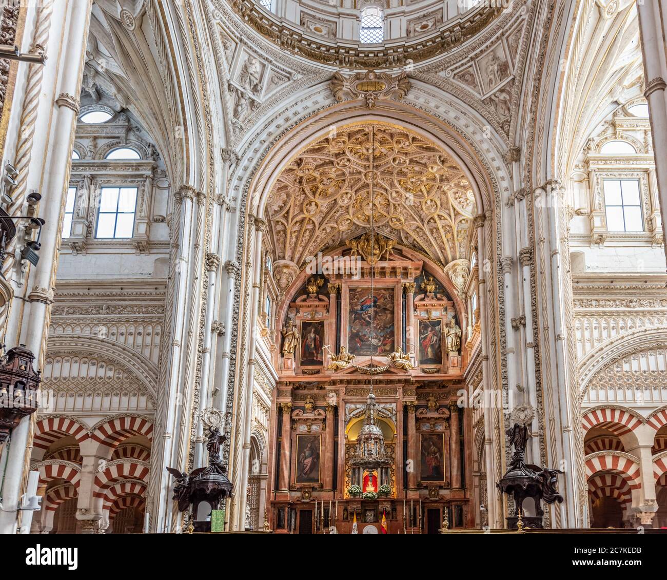 La pala d'altare in marmo rosso con i suoi dipinti di Acisclo Antonio Palomino e la volta riccamente ornata dominano la cappella della Cattedrale di Cordova Foto Stock