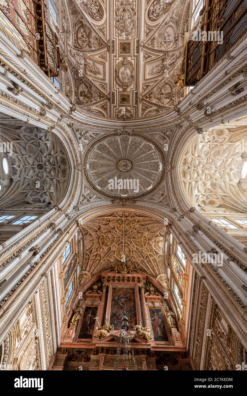 I soffitti e la cupola centrale ellittica della navata rinascimentale e transetto di Juan de Ochoa del 1607, nella moschea-cattedrale di Cordoba Foto Stock