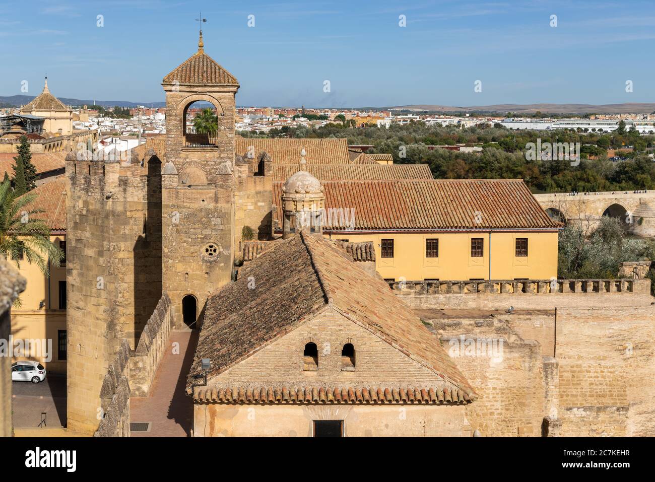 La cinta muraria del XIV secolo e la Torre dell'omaggio (o Torre dell'Orologio) dello storico Alcázar de los Reyes Cristianos a Cordoba Foto Stock