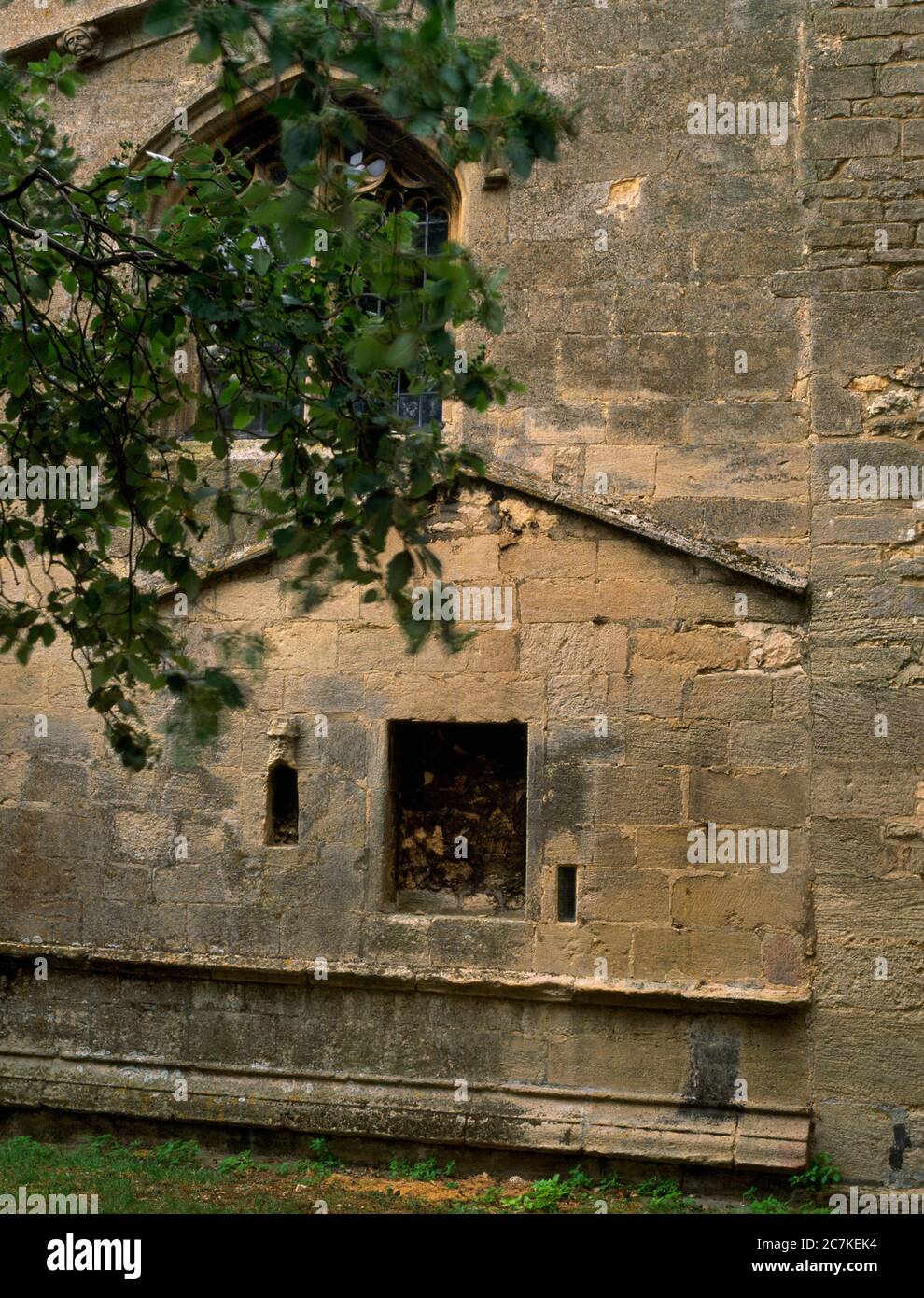 Tracce di una cella di ancorite medievale che è stata costruita contro la parete esterna W della N navata della chiesa di Ryhall, Leicestershire, Inghilterra, Regno Unito. Foto Stock