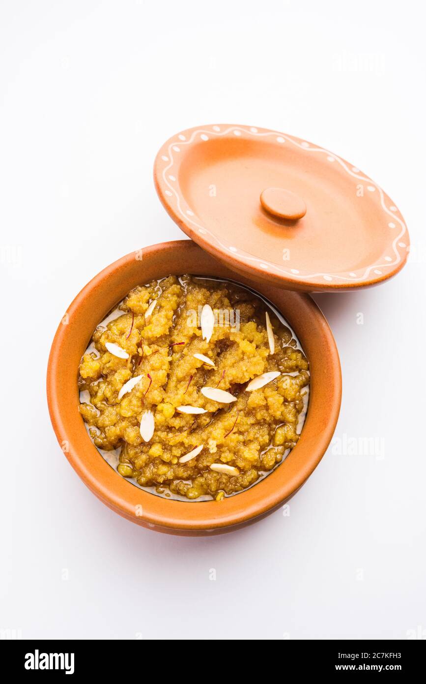 Moong dal halwa è un classico piatto dolce indiano fatto con lenticchie moong, zucchero, ghee e polvere di cardamomo Foto Stock