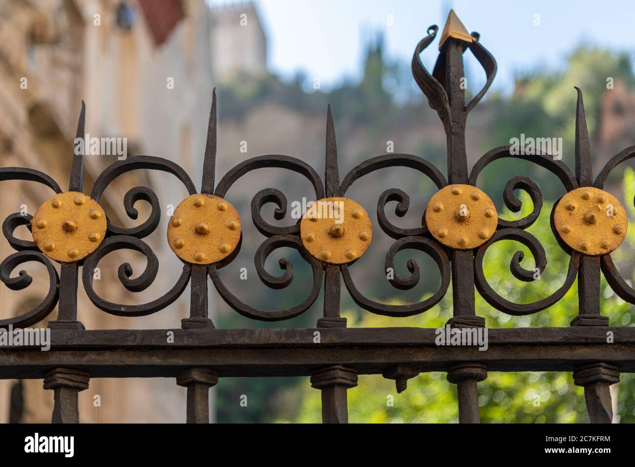 Una recinzione in ferro battuto nero ornato con dettagli in cerchio d'oro all'Iglesia de San Pedro y San Pablo, nel quartiere moresco di Granada, Albaicin Foto Stock