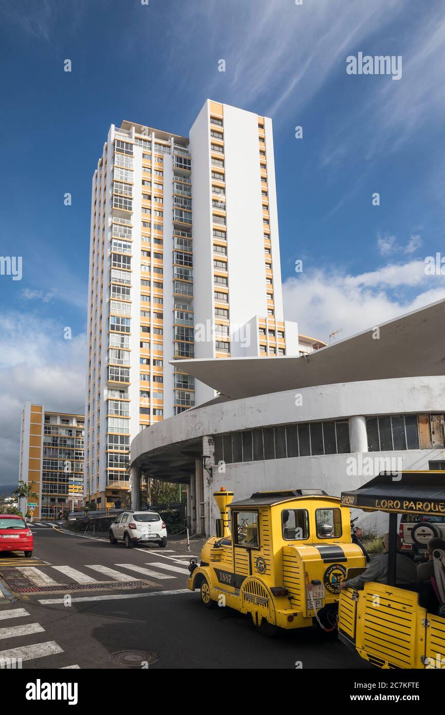 Treno turistico per loro-Parque di fronte all'edificio Bel Air, Puerto de la Cruz, Tenerife, Isole Canarie, Spagna Foto Stock