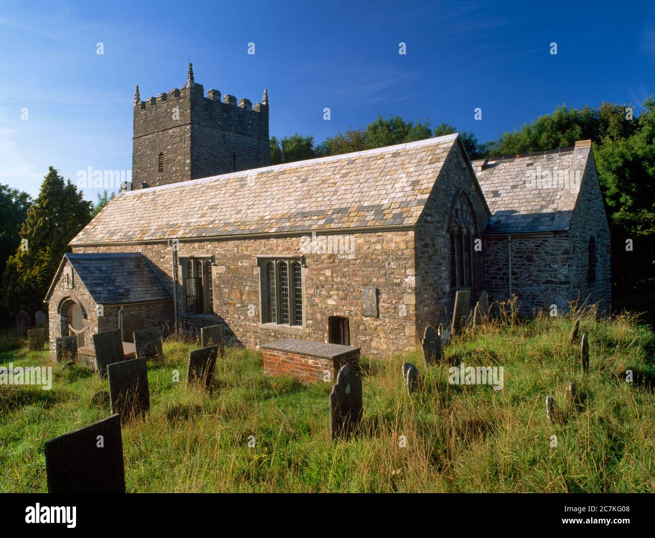 Vista a nord-ovest della chiesa di St Petrock, Parracombe Churchtown, Devon, Inghilterra, Regno Unito: C12 origini normanne, torre e coro ricostruito 1252, principali cambiamenti c. 1500. Foto Stock