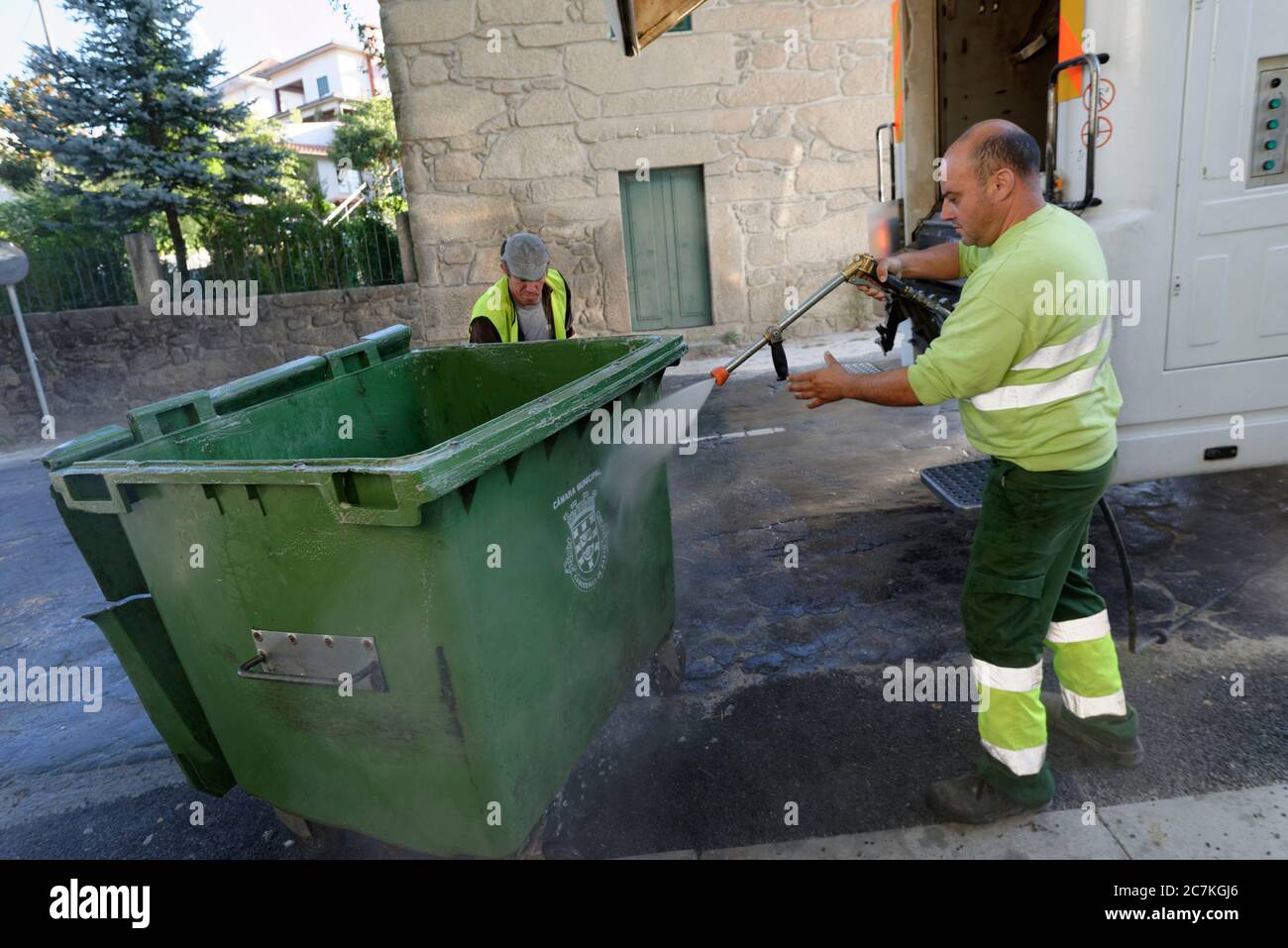lavaggio dei contenitori dei rifiuti Foto Stock