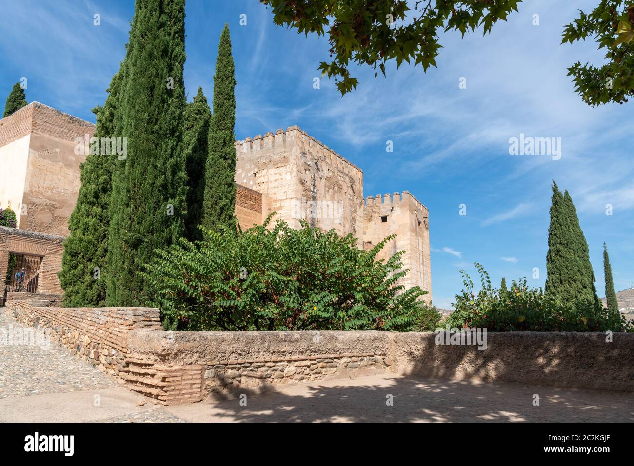 La Torre Quebrada (Torre spaccata), Torre del Homenaje (Torre) e le imponenti mura dell'Alcazaba (Cittadella Vecchia) da Plaza de los Algybes Foto Stock