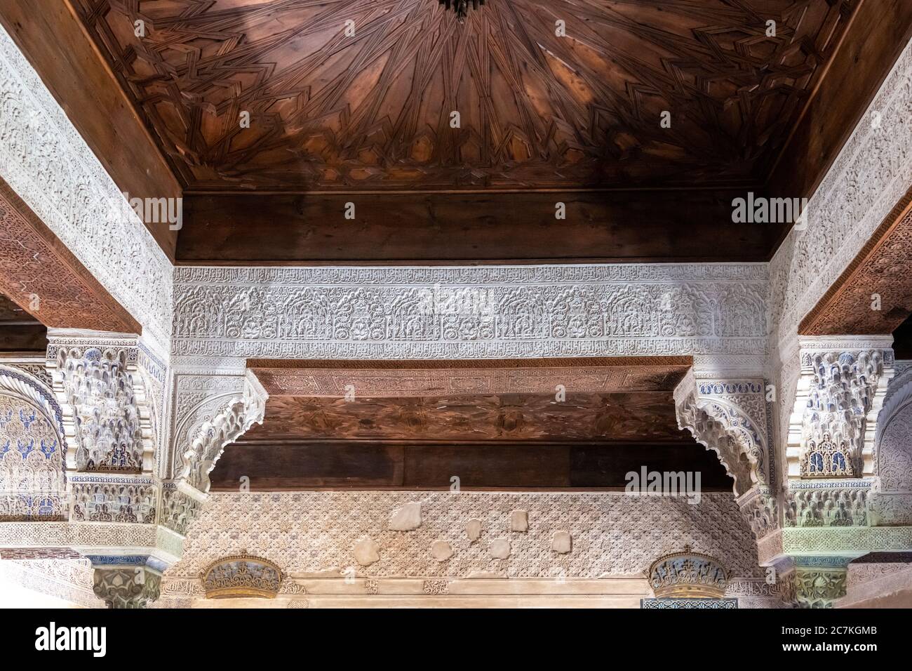 Decorazione islamica ornata confina con un elaborato soffitto a cassettoni di legno nella Sala del Mexuar. Foto Stock