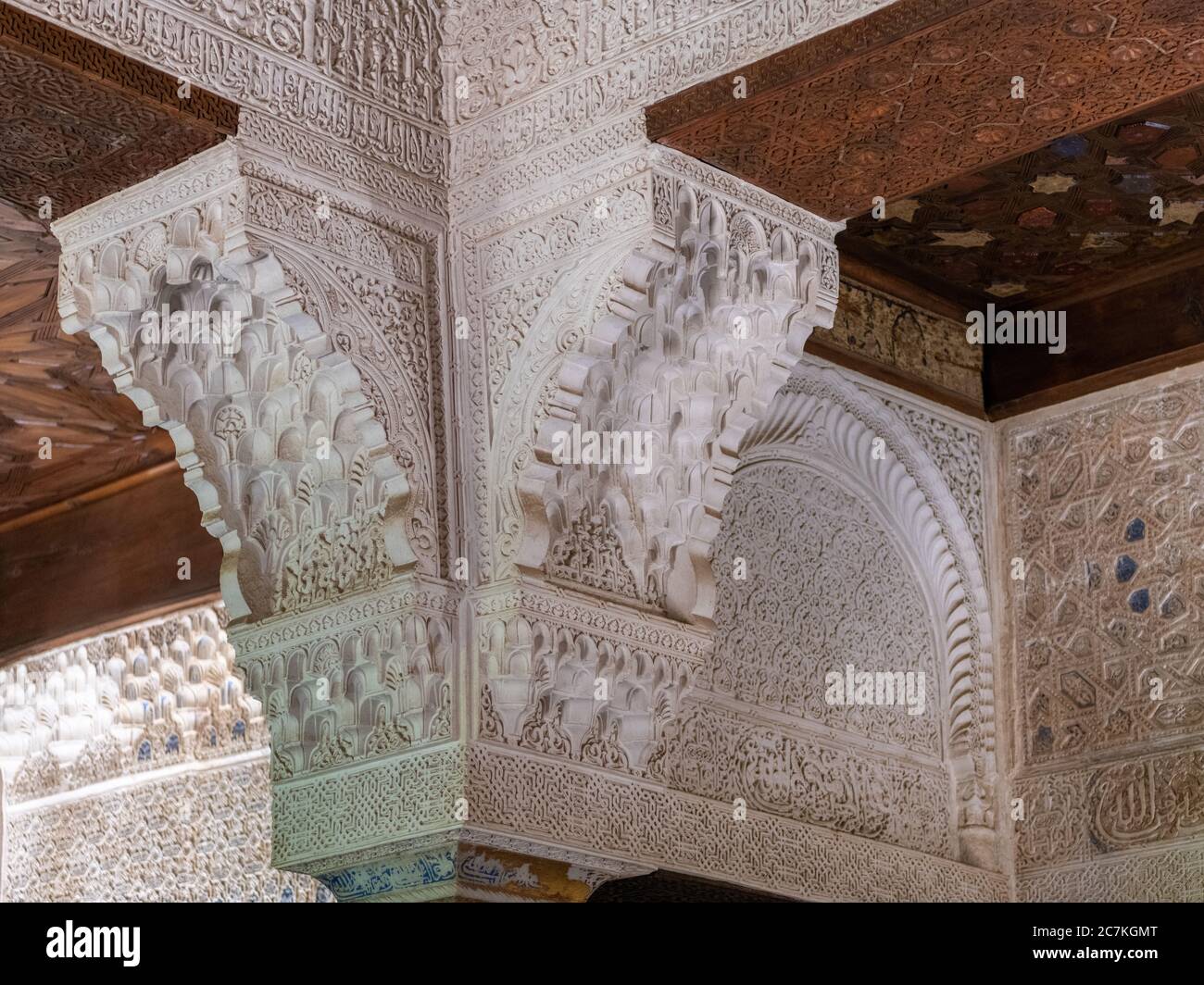 Una capitale ornata di muqarnas ricreata nella Sala restaurata del Mexuar Foto Stock