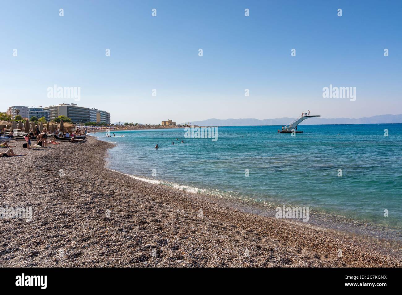 RODI, GRECIA - 13 maggio 2018: Spiaggia di Elli, la spiaggia principale della città di Rodi. Grecia Foto Stock