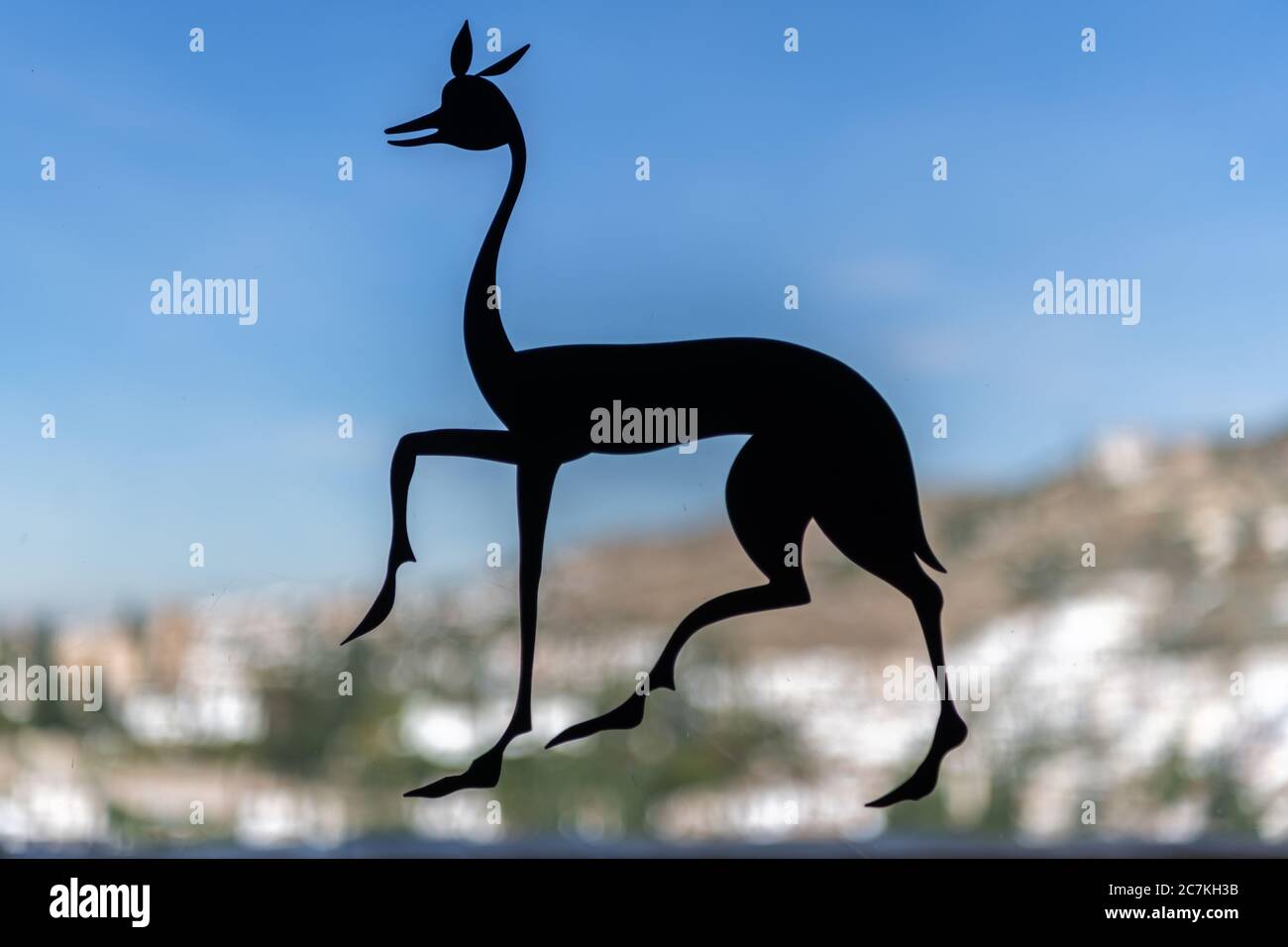 Un cervo stilizzato su una finestra della Torre Comares nel Palazzo Nasrid dell'Alhambra. Il cervo riproduce uno dipinto su un'anfora nel museo dell'Alhambra. Foto Stock