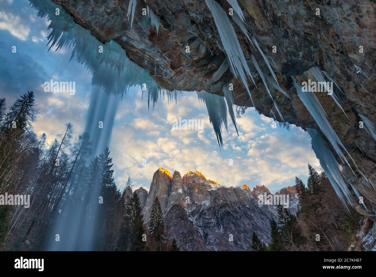 Valle di San Lucano ad Agordino, la cascata 'dell'Inferno' in inverno con il monte Agnese al tramonto, Dolomiti, Taibon, Belluno, Italia Foto Stock