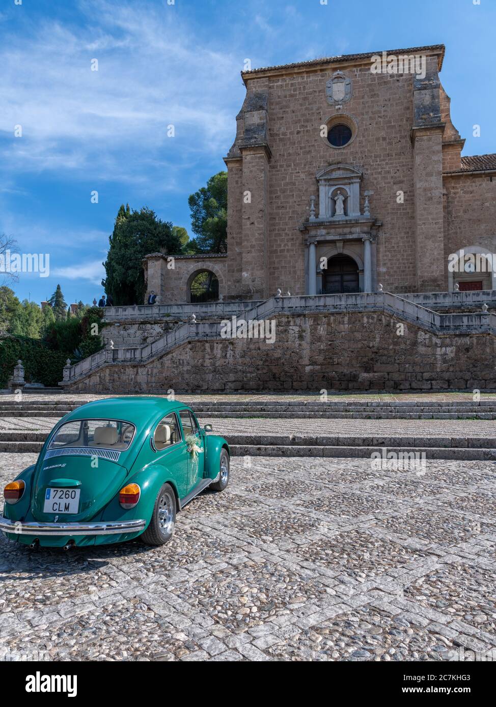 Una Wedding Car VW Beetle verde brillante a Monasterio de la Cartuja de Granada, la Certosa di Granada. Foto Stock