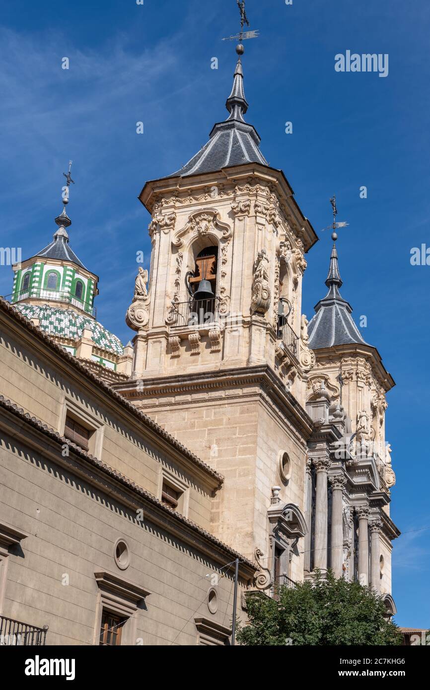Le torri gemelle barocche della Basilica de San Juan de Dios del XVIII secolo di Jose de Bada sorgono sopra Calle San Juan de Dios a Granada. Foto Stock
