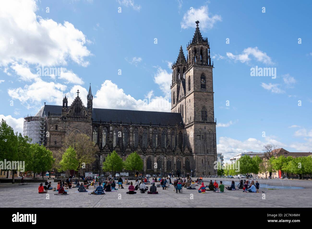 Germania, Sassonia-Anhalt, Magdeburgo: Protesta silenziosa, Magdeburgo medita per la riapertura nazionale degli studi di yoga, corona pandemia. Foto Stock