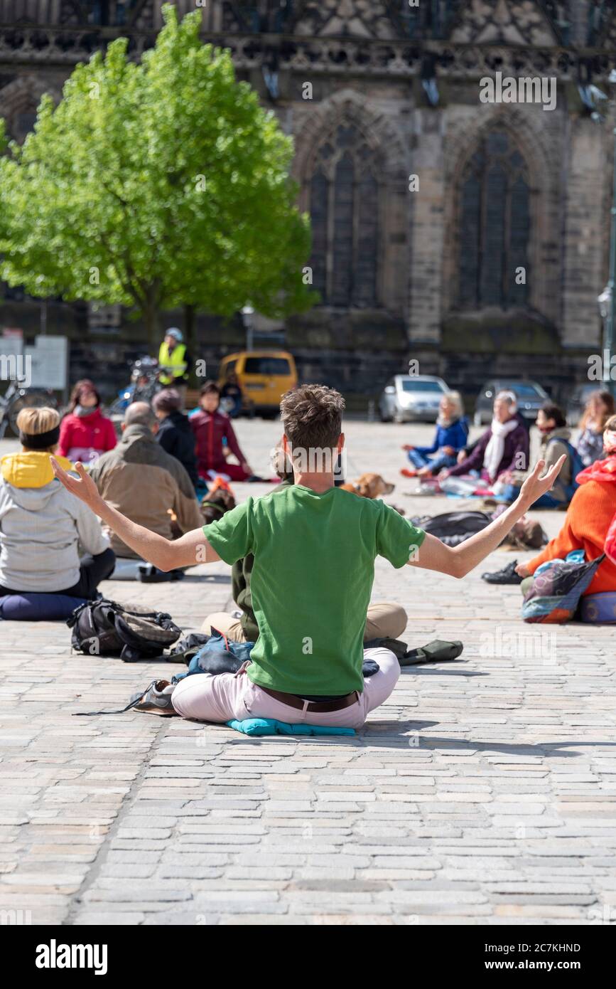 Germania, Sassonia-Anhalt, Magdeburgo: Protesta silenziosa, Magdeburgo medita per la riapertura nazionale degli studi di yoga, corona pandemia. Foto Stock