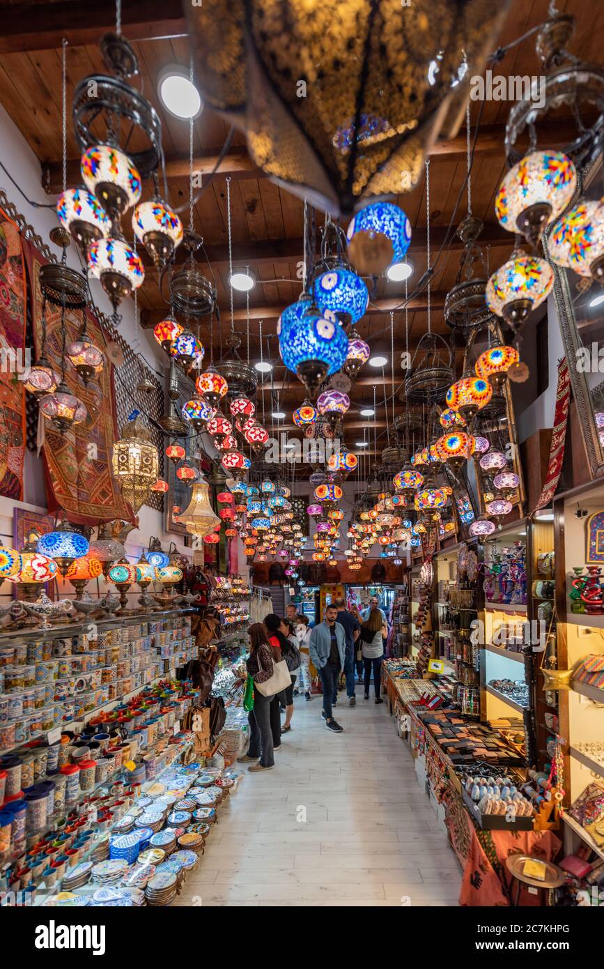 Le lanterne colorate si trovano sul soffitto di un negozio di souvenir nel mercato delle pulci Mercado de Artesania di Granada. Foto Stock
