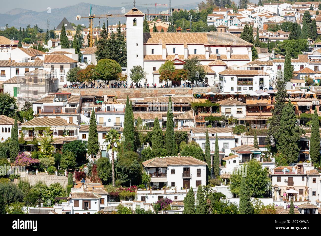 Iglesia de San Nicolas e le strette strade di Albayzin, quartiere arabo antico, di Granada dall'Alhambra. Foto Stock