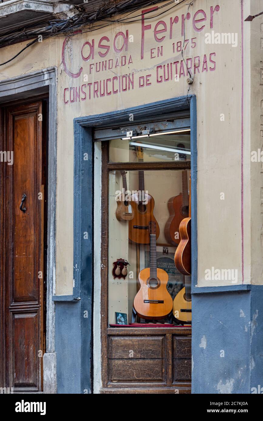 Benito Ferrer apre la sua bottega di chitarra, Casa Ferrer, nel 1875. Il workshop ha dato il suo attivo a numerosi chitarristi di Granada che vi lavoravano come apprendisti. Foto Stock