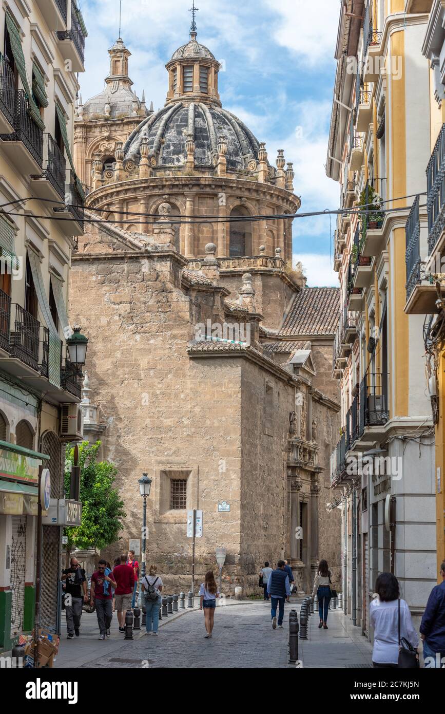 La cupola e la torre del gesuita Iglesia de San Justo y San Pastor sorgono su Calle de San Jeronimo e la piazza dell'Università di Granada. Foto Stock