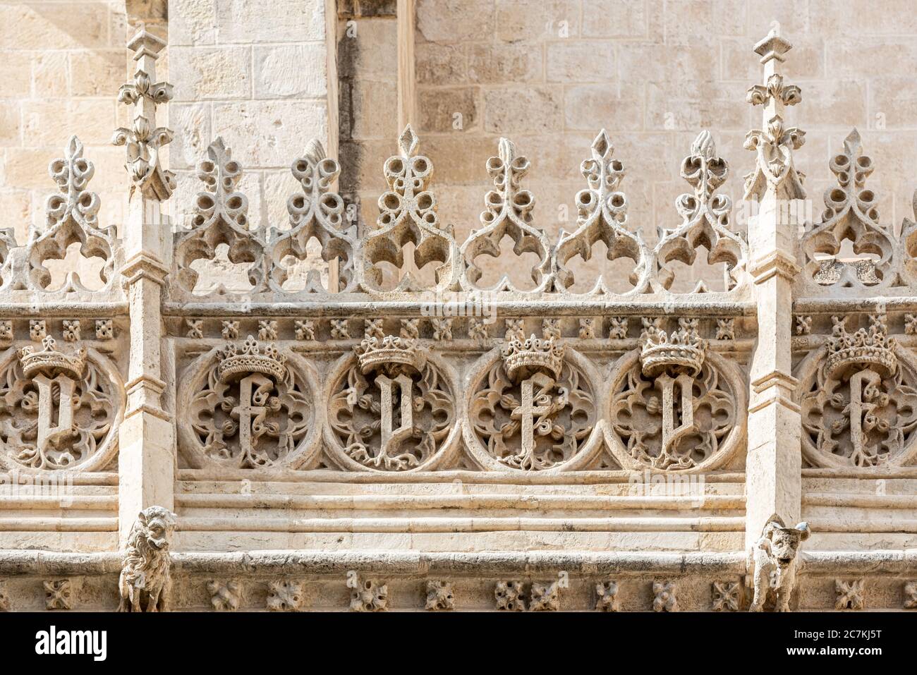 Delicata decorazione in pietra sul Tempio della Cappella reale di Granada, l'ultimo luogo di riposo di Ferdinando d'Aragona e Isabelle di Castiglia. Foto Stock