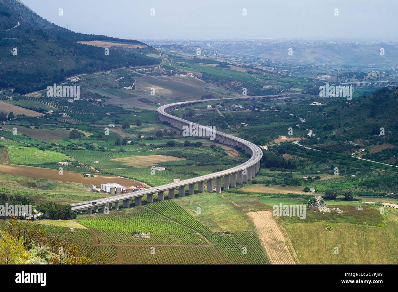 Vista di un'alta strada attraverso il bellissimo paesaggio vicino al tempio di Segesta in Sicilia Foto Stock