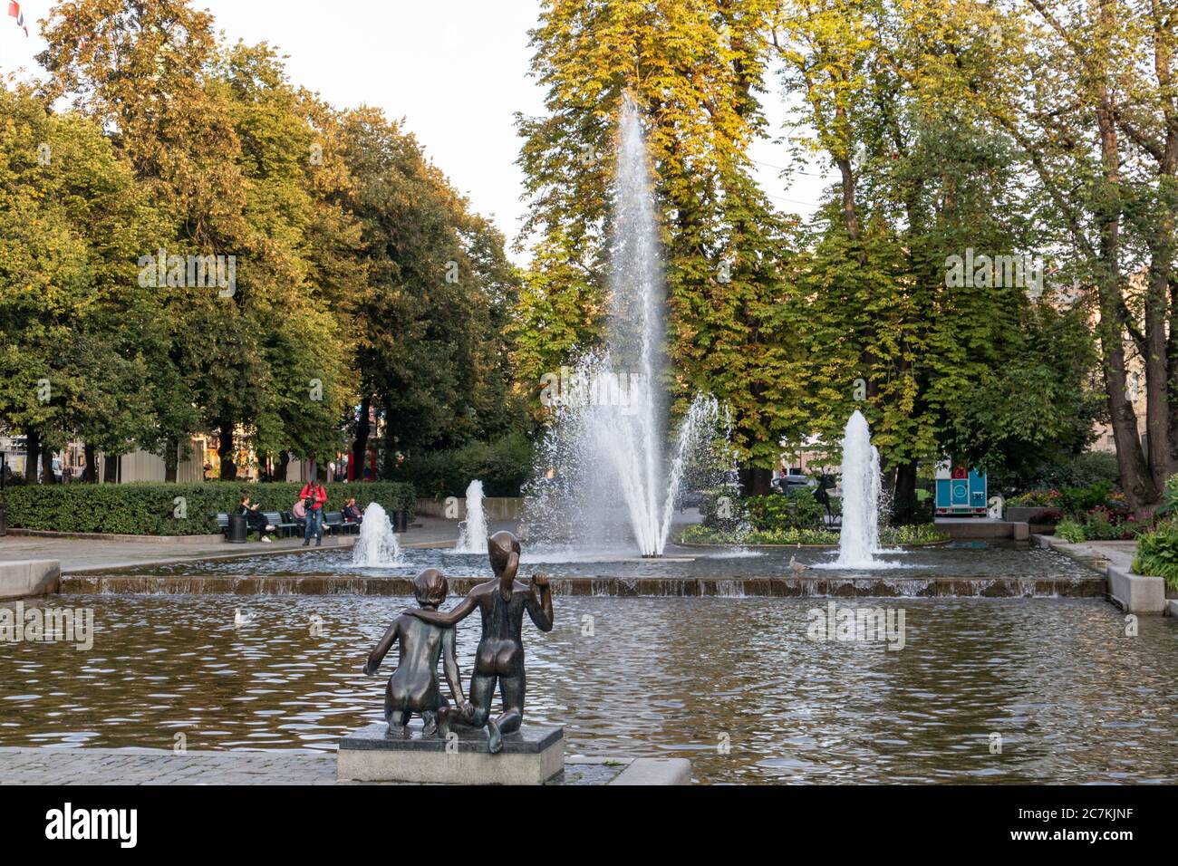 Oslo, Norvegia - 10 settembre 2019: Scultura per bambini vicino alla fontana nel centro della città. Tramonto giorno estivo con luce dorata Foto Stock