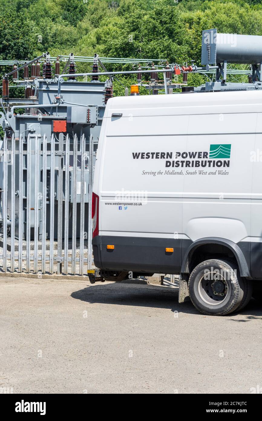 Pulmino per la manutenzione di colore bianco fuori dalla sottostazione Western Power Distribution in Cornovaglia, Regno Unito. Per le società elettriche del Regno Unito, distribuzione di elettricità. Foto Stock