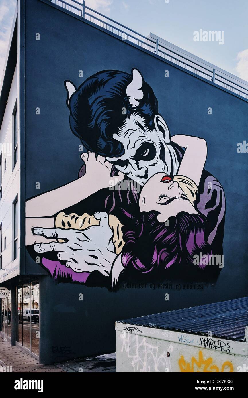 Zombie vampire morde una donna dai capelli neri, comic stile Street art dell'artista D Face nella capitale islandese Reykjavik Foto Stock