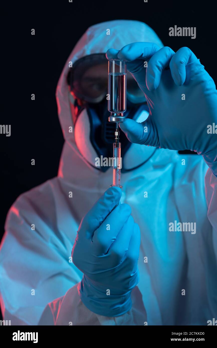 Simbolo, corona, scienza, ricerca, vaccino, pericolo, distopico, tuta protettiva. Ritratto, fluido Foto Stock