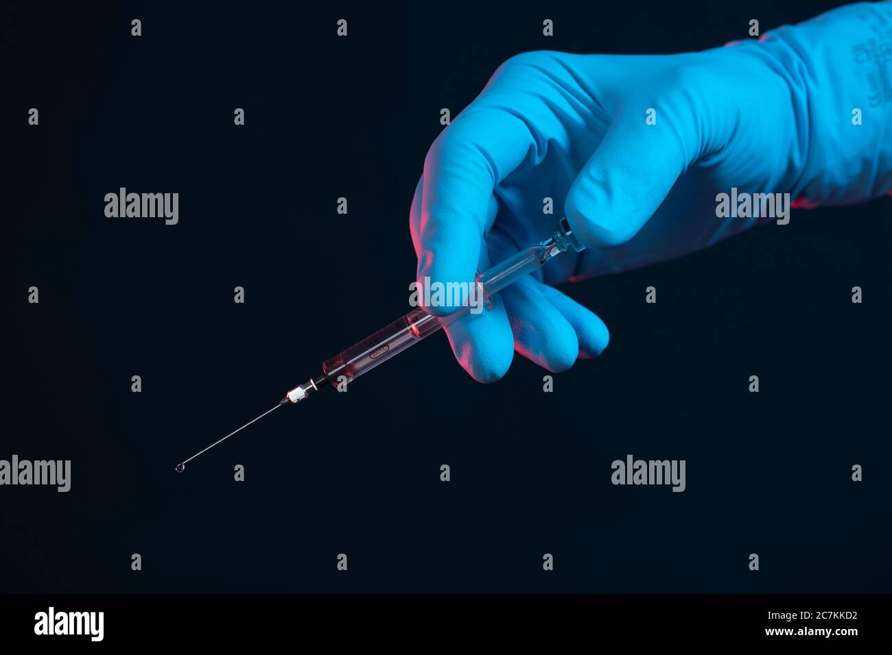 Simbolo, corona, scienza, ricerca, vaccino, pericolo, in alto a destra, tenere, mano, cannula, coronavirus Foto Stock