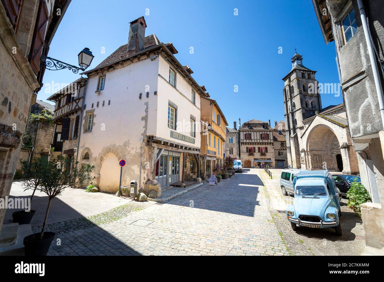 Vista della pittoresca piazza in dal portale meridionale della chiesa abbaziale di Beaulieu-sur-Dordogne in Francia. Foto Stock