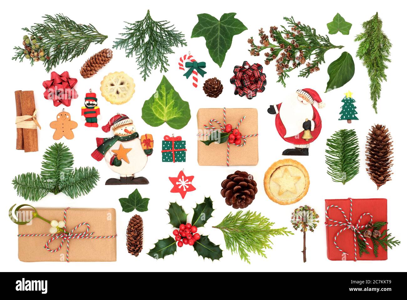 Decorazioni natalizie in stile retrò, prodotti alimentari tradizionali, verde invernale e confezioni regalo in confezioni eco-compatibili. Concetto di festa naturale su bianco. Foto Stock