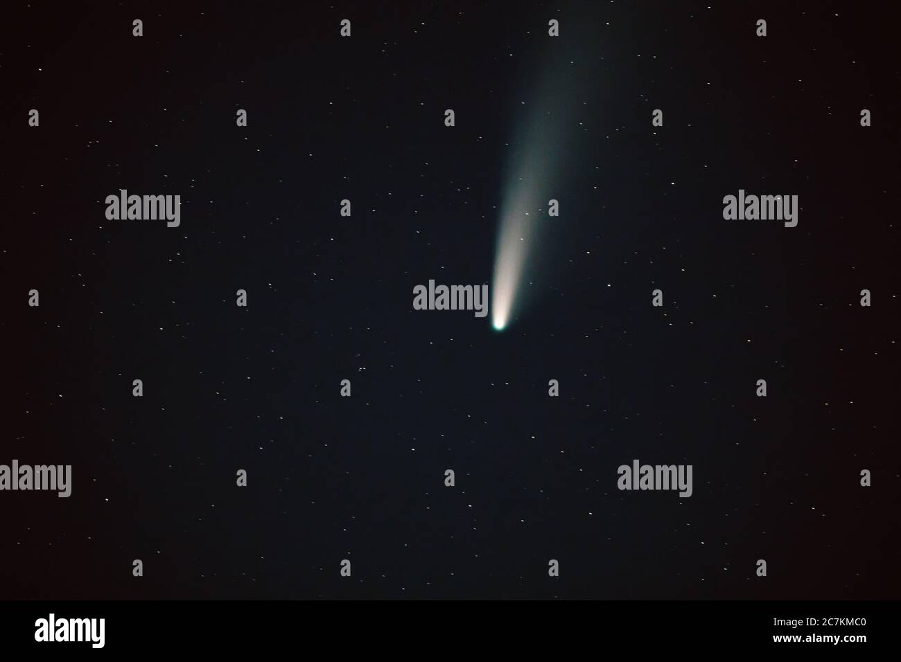La cometa Neoswise C/2020 F3 risplende nella Dark Night Starry Sky Comet a una distanza di 104 milioni di chilometri Foto Stock