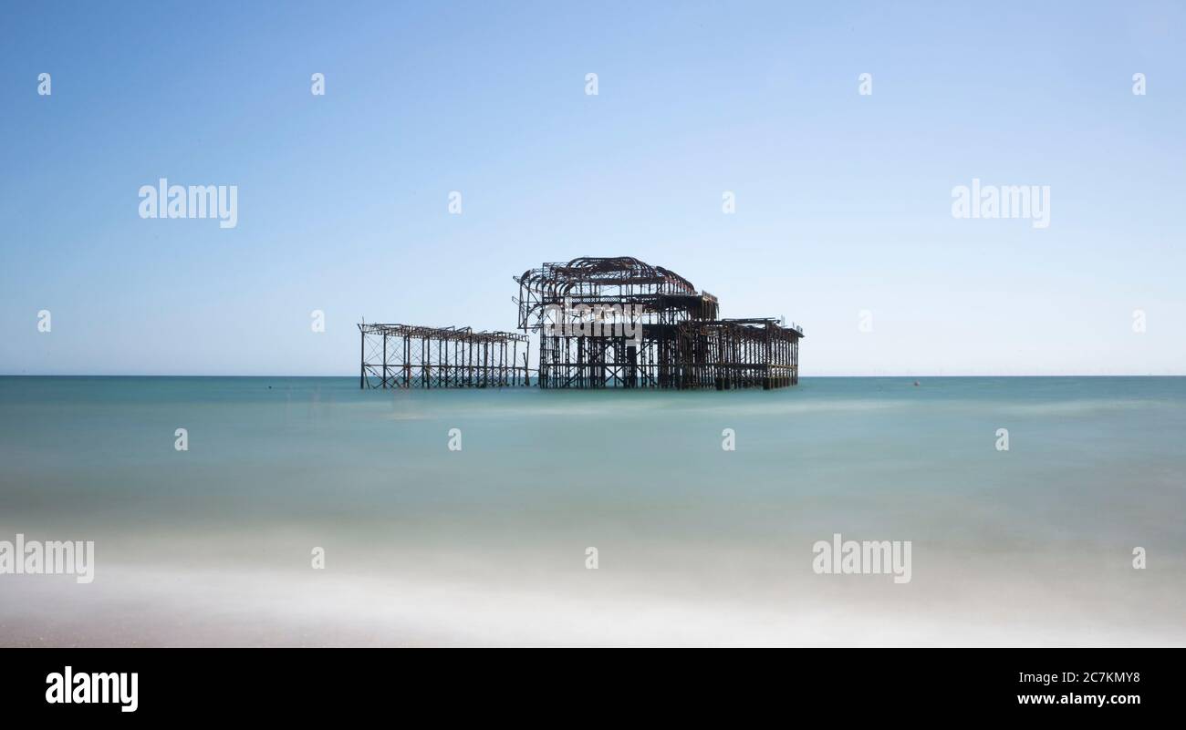 Molo ovest di Brighton con esposizione ad acqua ferma Foto Stock