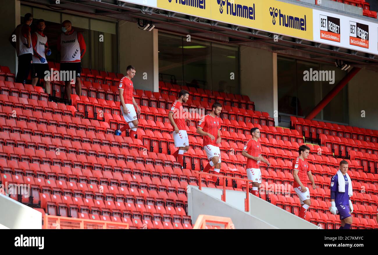 I giocatori di Charlton Athletic si dirigono in campo dalle bancarelle per la partita del campionato Sky Bet al Valley, Londra. Foto Stock