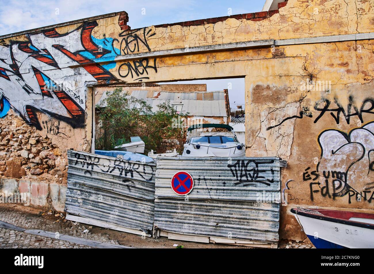 Europa, Portogallo, Algarve, Litoral, Sotavento, Distretto di Faro, Olhao, fragile parete in pietra con graffiti, temporaneamente bloccato l'accesso Foto Stock