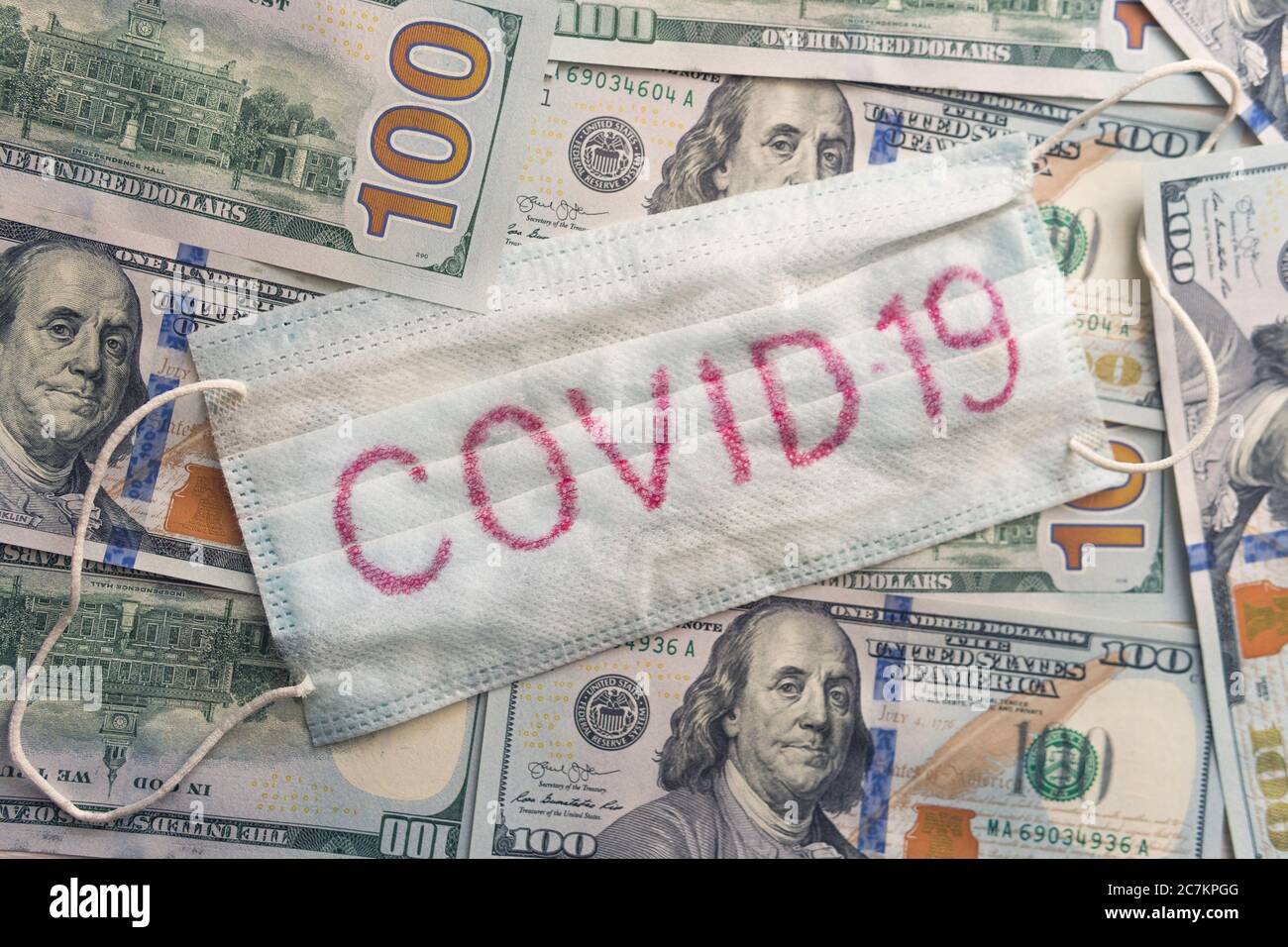 banconota da 100 dollari. Coronavirus negli Stati Uniti. Quarantena concettuale e recessione. Economia globale colpita da epidemia di corona virus e pandemia. Guadagno Foto Stock
