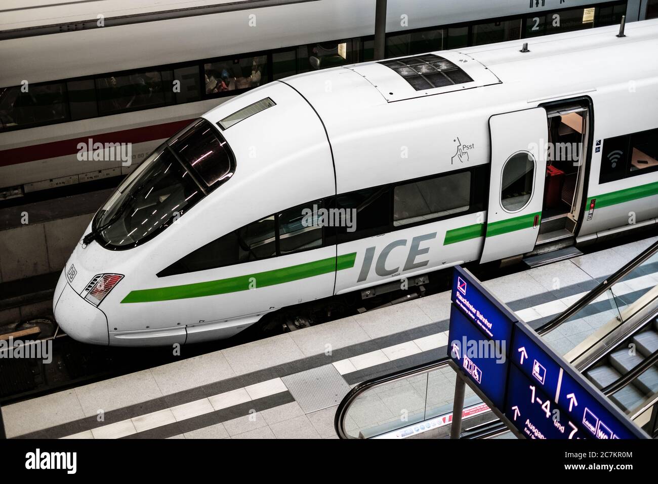 Berlino, Germania - Luglio 2020: Locomotiva verde del treno ICE alla piattaforma traestatipon ( Berlin Hauptbahnhof) Foto Stock