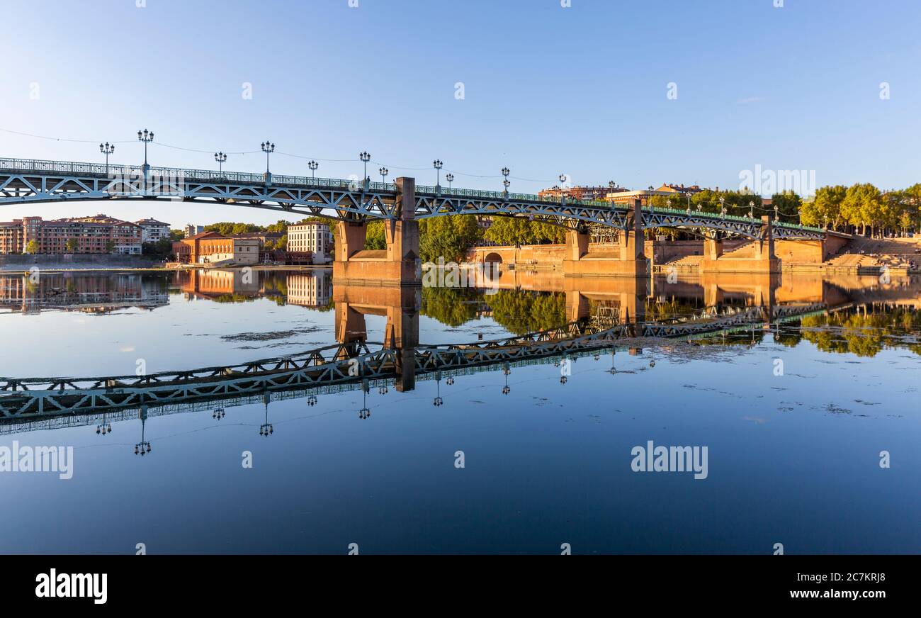 Bel riflesso del ponte di Saint Pierre nel fiume Garonna, Tolosa Foto Stock