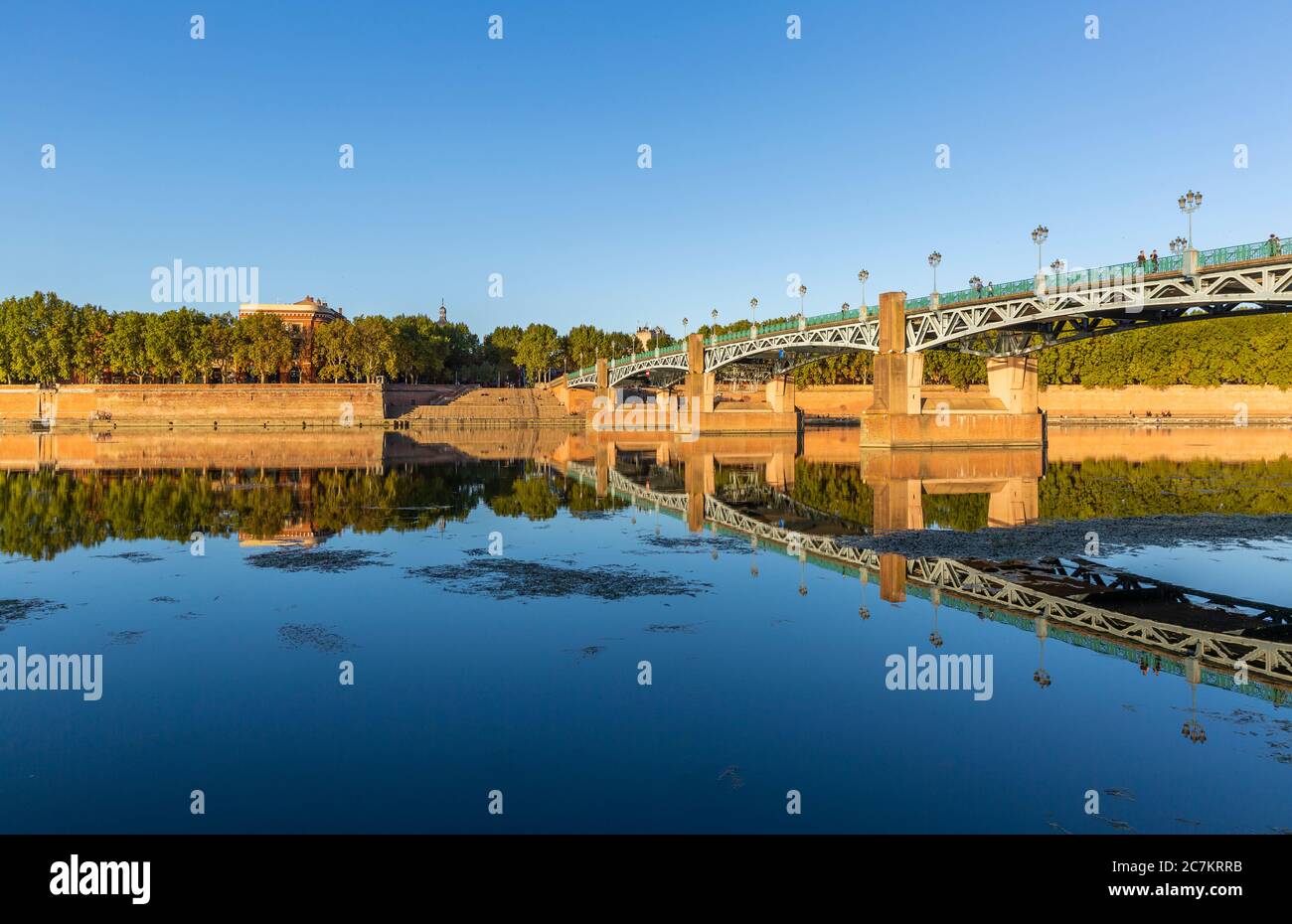Bel riflesso del ponte di Saint Pierre nel fiume Garonna, Tolosa Foto Stock