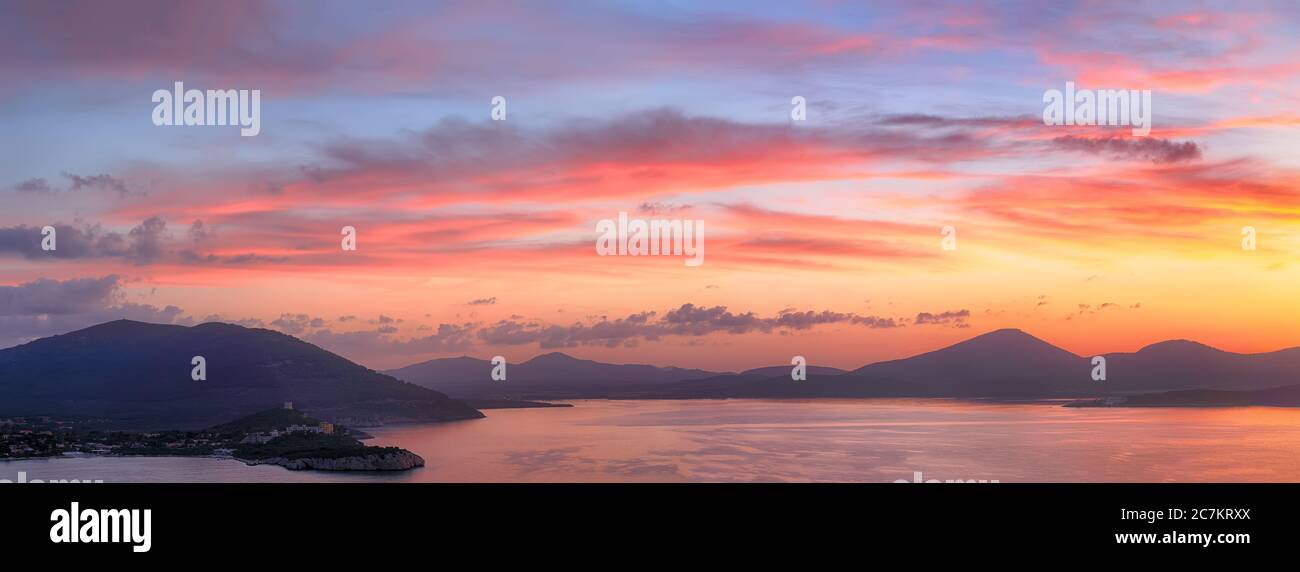 Spettacolare tramonto sulla baia di Porto Conte da capo Cacccia. Fantastico mare Mediterraneo. Località: Porto Conte, Alghero, Provincia di Sassari, Italia Foto Stock