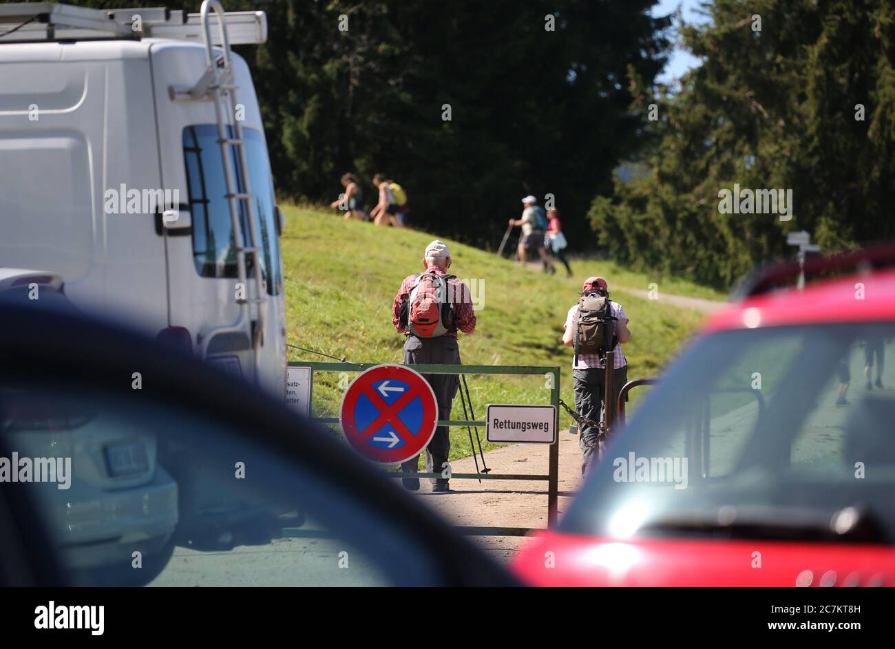 Rettenberg, Germania. 18 luglio 2020. Gli escursionisti iniziano dietro il parcheggio dell'Alpe Kammeregg, completamente occupato, sotto il sole per fare un'escursione sulla Grünten. Credit: Karl-Josef Hildenbrand/dpa/Alamy Live News Foto Stock