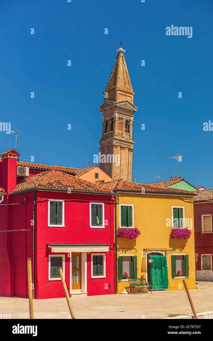 Il Campanile Pendente sull'isola di Burano - Venezia, Italia Foto Stock
