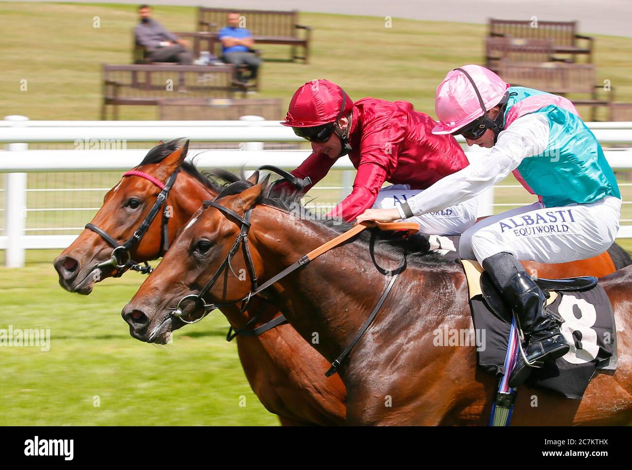 Guru guidato da Adam Kirby (a sinistra) vincere il bet365 EBF Novice Stakes presso l'ippodromo di Newbury. Foto Stock