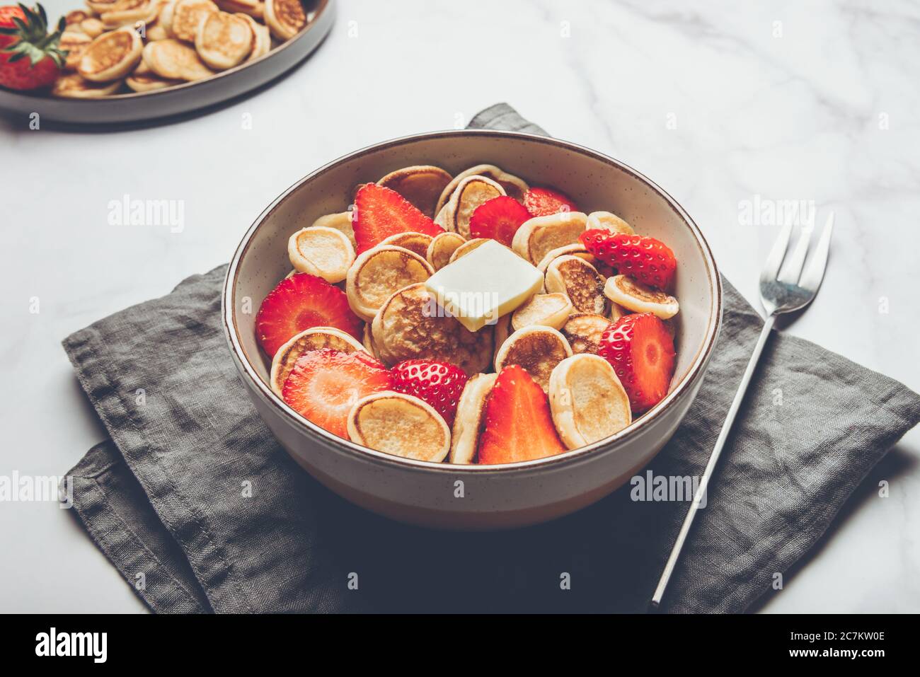 Minuscoli pancake di cereali e fragole Foto Stock