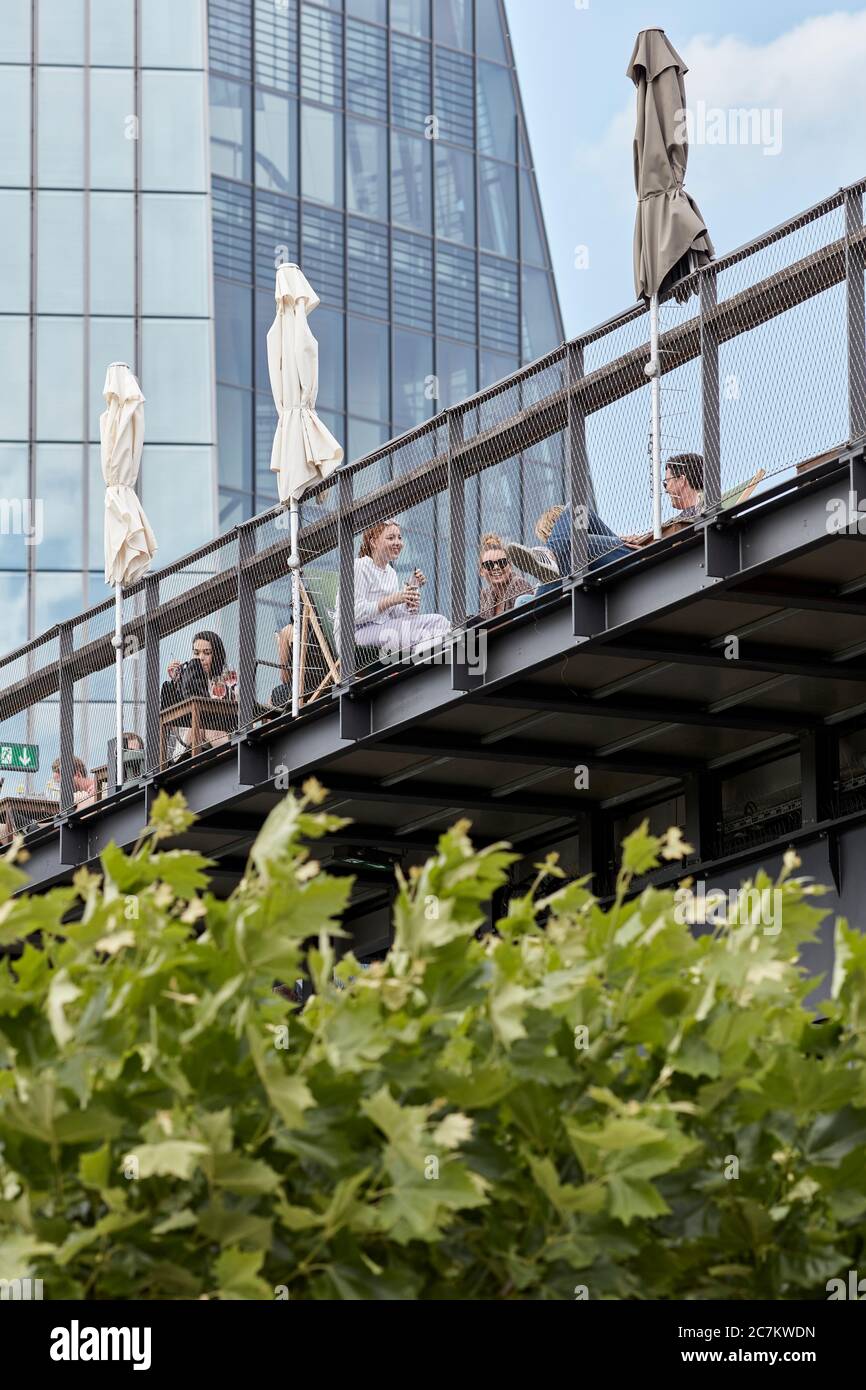 Gli ospiti sulla piattaforma di osservazione del ristorante per escursioni Oosten nell'Ostenda di Francoforte, sullo sfondo è la facciata della BCE. Foto Stock