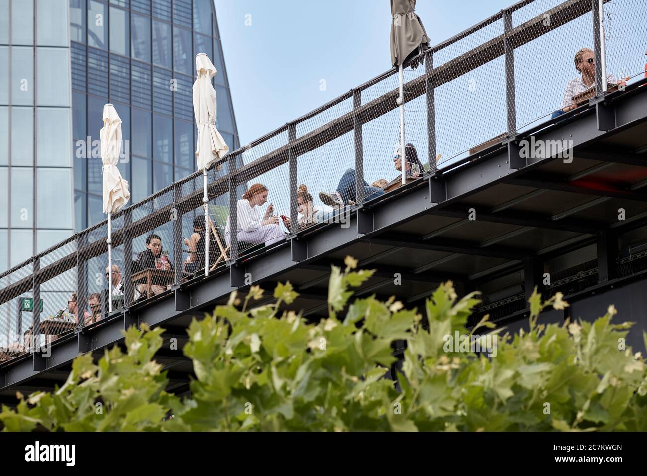 Gli ospiti sulla piattaforma di osservazione del ristorante per escursioni Oosten nell'Ostenda di Francoforte, sullo sfondo è la facciata della BCE. Foto Stock